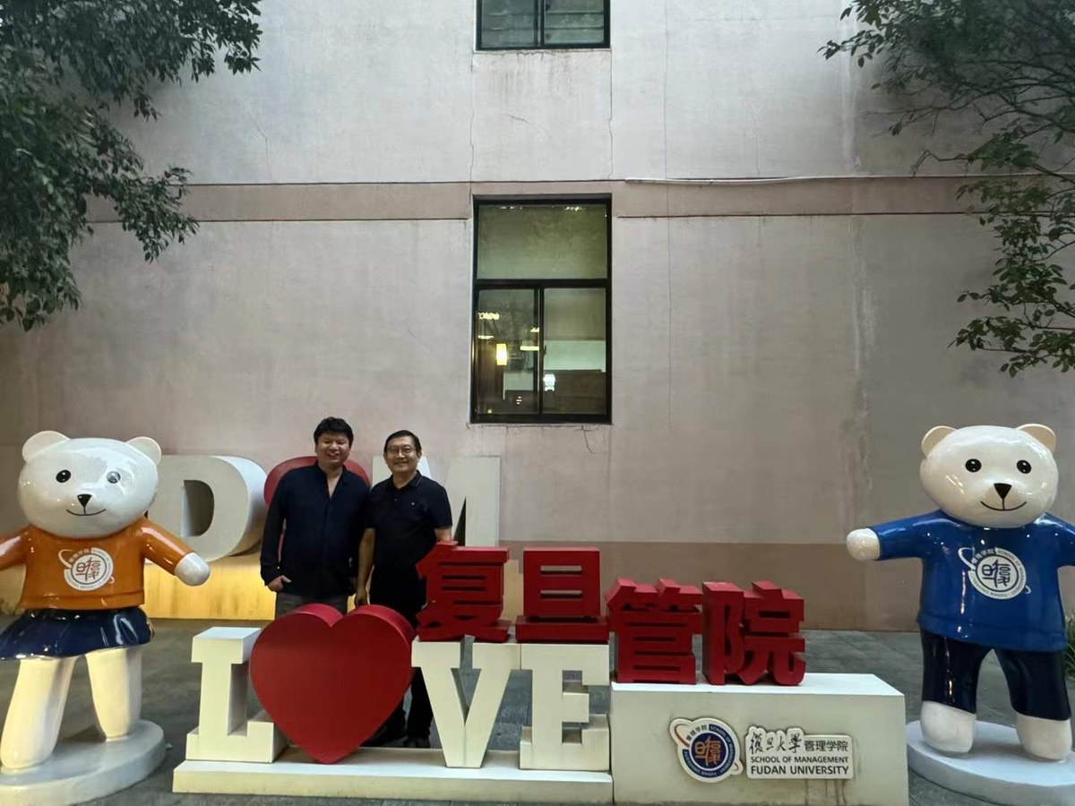 王坤在复旦大学管理学院参与生成式营销新课题发布