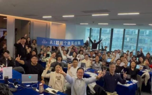 王坤在北京大学汇丰商学院分享企业AI落地实践