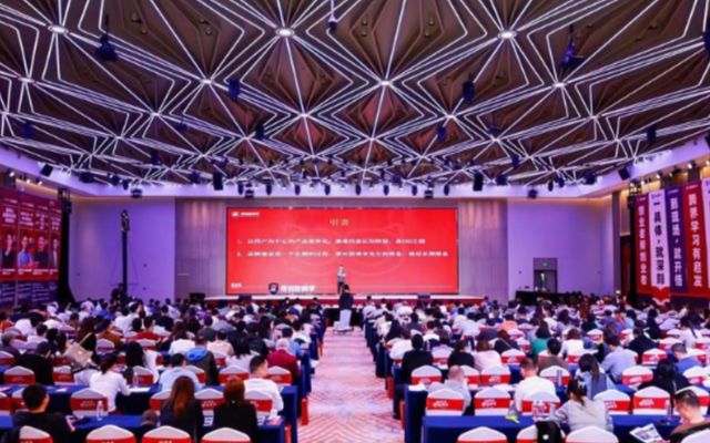 王坤在得到新商学讲授AI与企业组织变革课程