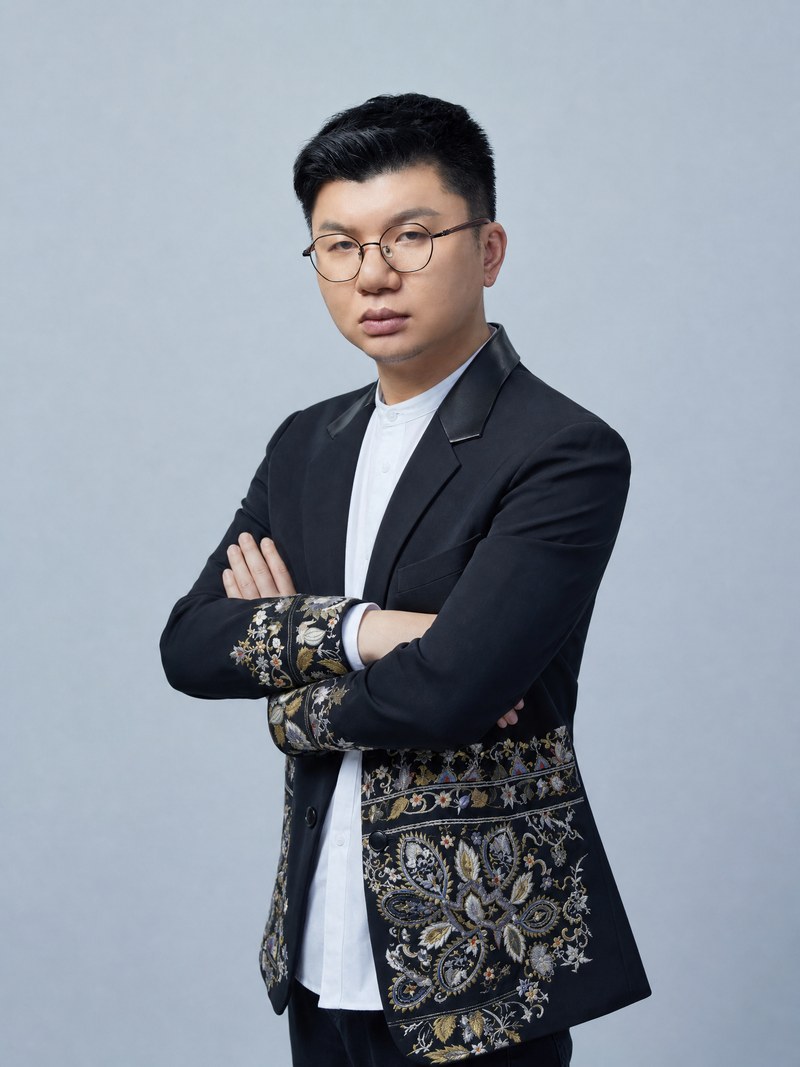 王坤，艾欧AI科技创始人、百丽雅美业集团总经理
